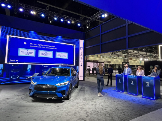 포드 부스에서 진행된 '일렉트릭 IQ' 퀴즈 이벤트. 장우진 기자